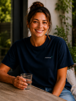 Een vrouw draagt een donkerblauw t-shirt met "mama" geborduurd op de linkerborst.